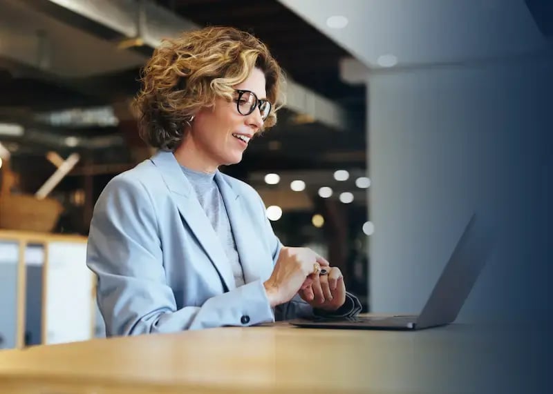 Hr manager using Giftbit on her laptop.