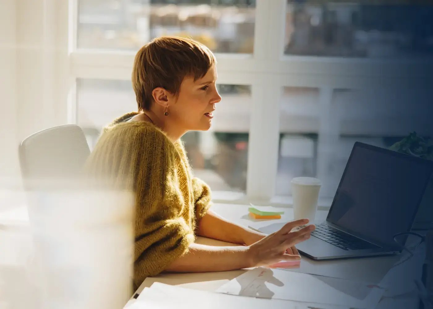 woman using giftbit gift card distribution software on her laptop at work